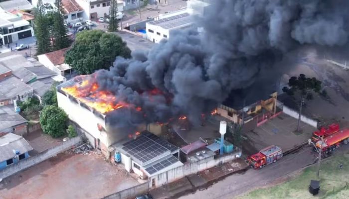 Incêndio atinge fábrica de embalagens de Cascavel